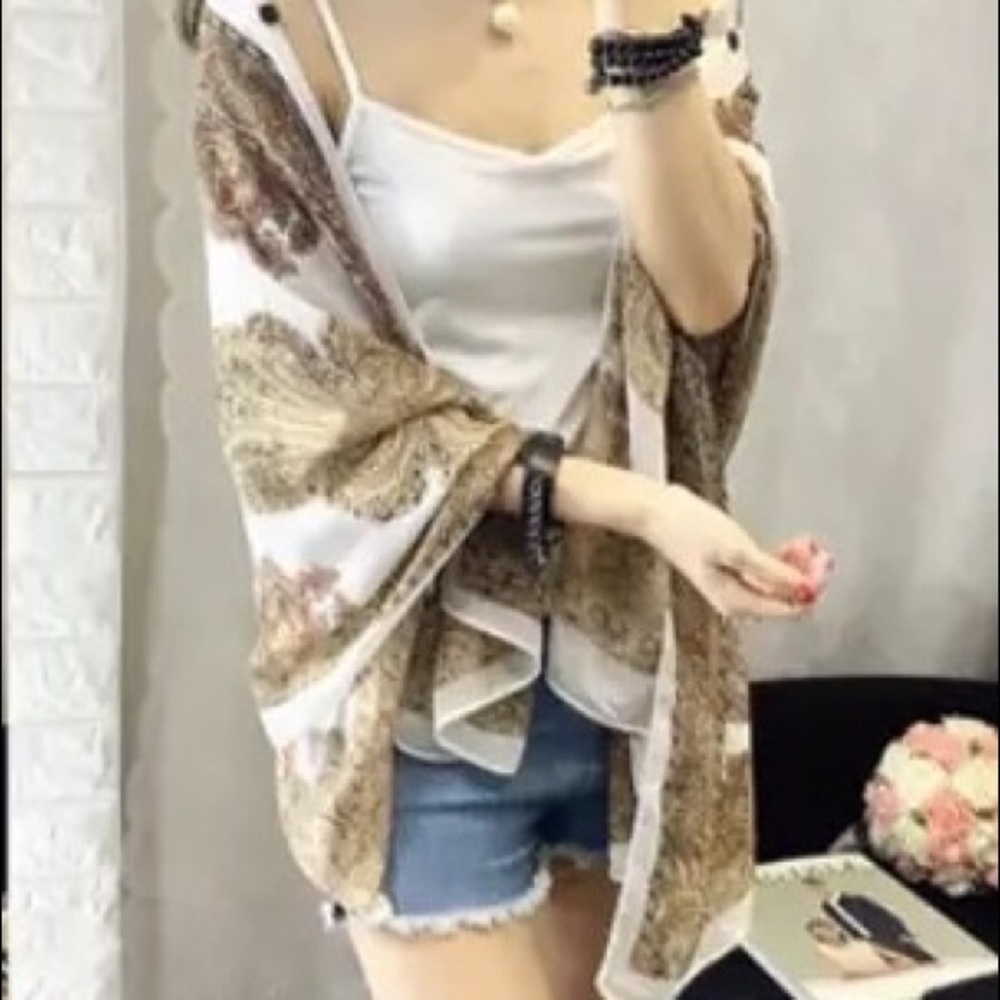 🆕 Perfect shawl/poncho-versatile‼️ - Picture 3 of 5